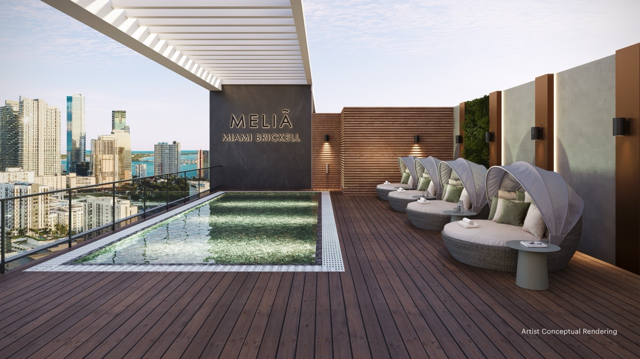 Piscina en la azotea de Meliá Miami Brickell con vista al skyline